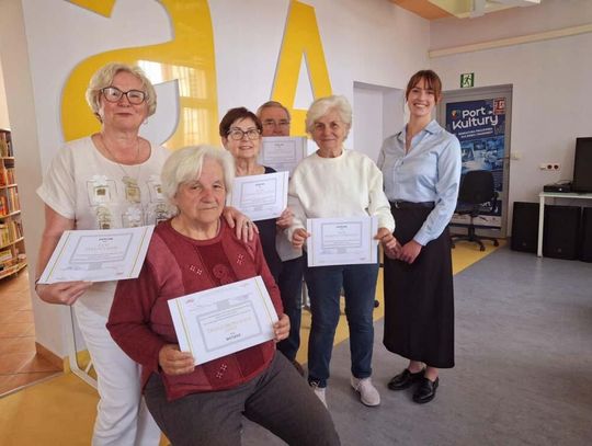 Seniorzy z Kędzierzyna-Koźla zakończyli kurs komputerowy. Teraz wiedzą, jak bezpiecznie poruszać się w sieci