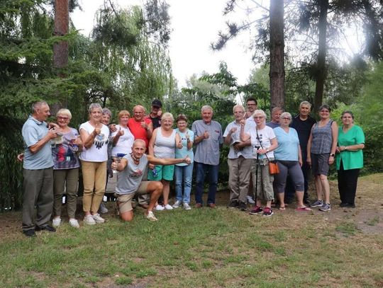 Seniorzy z „Magnolii” spędzili noc pod namiotami. Leśna przygoda w Raszowej