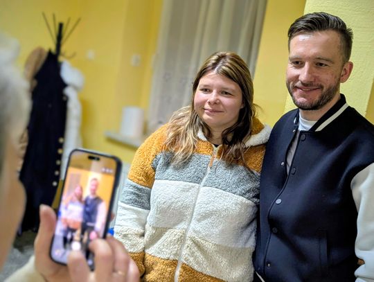 Serialowy policjant z „Gliniarzy” spotkał się z mieszkańcami osiedla Kuźniczka. Były wspólne zdjęcia, długie rozmowy i autografy