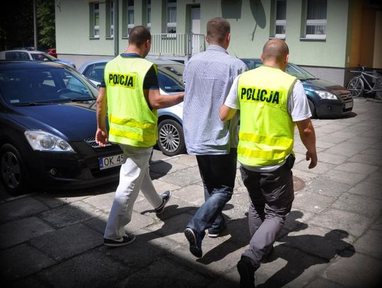 Seryjny włamywacz w rękach policji. Na koncie ma kilka kradzieży i rozbój z użyciem noża