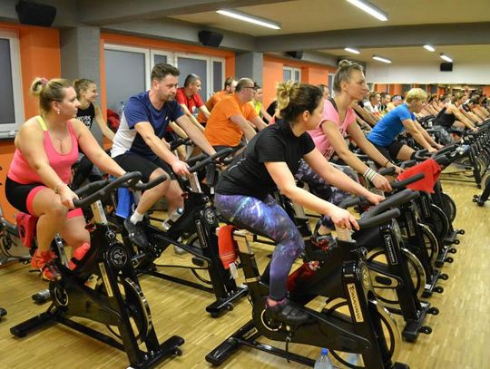 Setki wykręconych kilometrów i zgubione kilogramy. Maraton Indoor Cycling w Wellfit. ZDJĘCIA