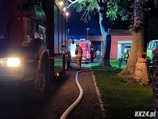 Siedem zastępów straży pożarnej walczyło z nocnym pożarem budynku socjalnego