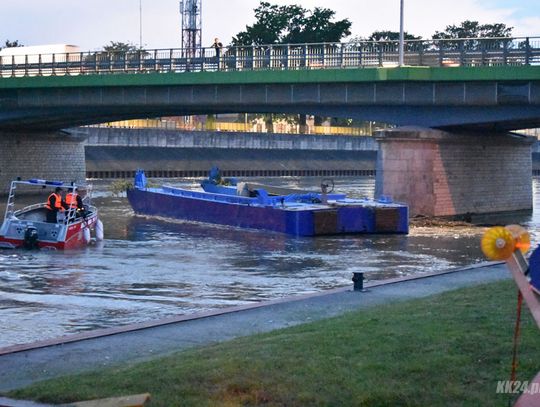 Silny nurt porwał barkę. Akcja strażaków na Odrze. ZDJĘCIA