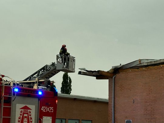 Silny wiatr uszkodził dach marketu netto. Strażacy mają pełne ręce roboty. ZDJĘCIA