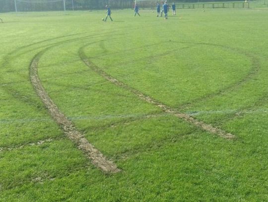 Skandal w Blachowni. Ktoś wjechał samochodem na płytę boiska i zniszczył murawę