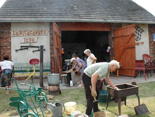 W starej stodole ocalają pamięć o dawnej wsi. Skansen Lubieszowska Izba z ważnym wyróżnieniem