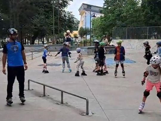 Skatepark w Śródmieściu tętni życiem. Wakacyjne warsztaty jazdy na rolkach