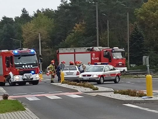 Skoda nie ustąpiła pierwszeństwa. Kolizja dwóch osobówek na skrzyżowaniu pod komendą policji