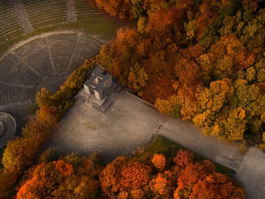 Śląscy Samorządowcy apelują o ratowanie amfiteatru na Górze Świętej Anny i Pomnika Czynu Powstańczego. "Coraz bardziej przypomina ruinę"