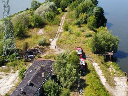 Słup czarnego dymu nad portem. Paliło się na terenie sąsiadującym z nielegalnym składowiskiem chemikaliów. Na miejscu straż pożarna