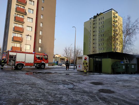 Słup dymu nad osiedlem. Strażacy gasili płonącą wiatę śmietnikową