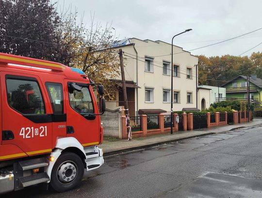 Słup telekomunikacyjny zagrażał przechodniom. Interwencja straży pożarnej na osiedlu Kuźniczka