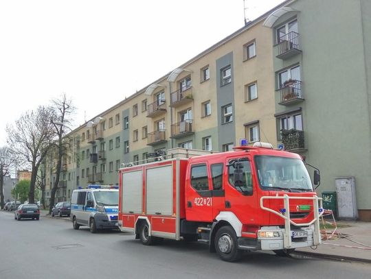 Służby interweniowały przy ulicy Piastowskiej. W mieszkaniu  zwłoki mężczyzny