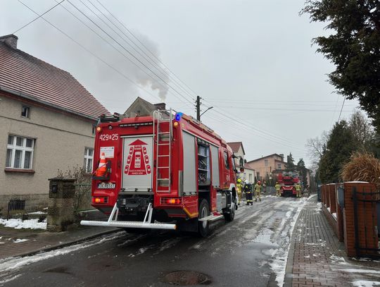 Służby walczą z pożarem komina w Kłodnicy. Na miejscu trzy zastępy straży pożarnej