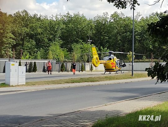 Śmigłowiec lotniczego pogotowia ratunkowego lądował na parkingu cmentarza Kuźniczka
