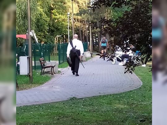 Spacerował po parku z atrapą karabinu na plecach. Ludzie wezwali policję.  Skończyło się  pouczeniem
