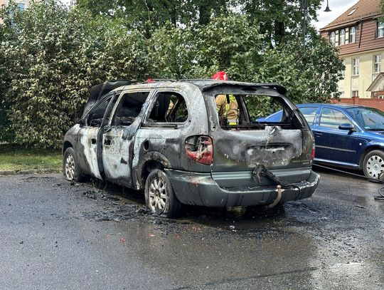 Porzucony i spalony chrysler wciąż straszy na parkingu przy Odrze. Co stanie się z pojazdem?