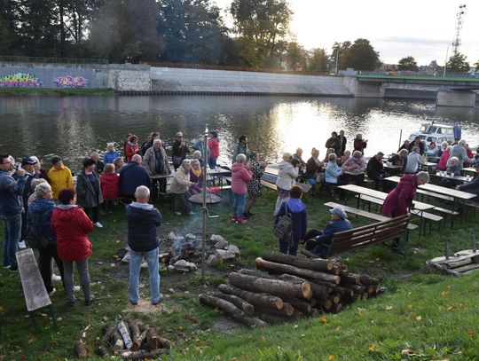 Spływ kajakowy, nordic walking i ognisko. Gminne Centrum Seniora zaprasza na biesiadę integracyjną