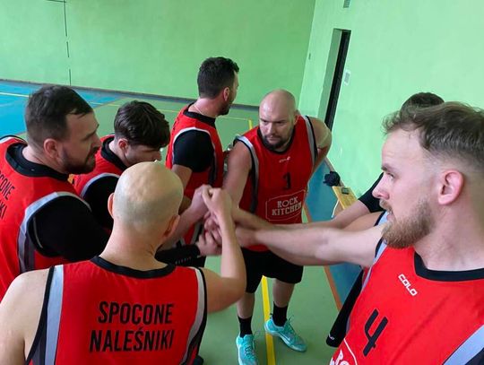 Spocone Naleśniki Rock Kitchen kontra Delfiny. Przed nami finał Mistrzostw Miasta Amatorów w Koszykówce