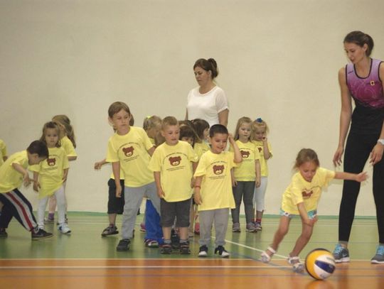 Sportowa rywalizacja przedszkolaków w hali "Śródmieście". ZDJĘCIA