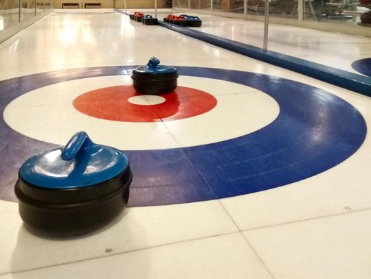 Sportowe klasyki w dmuchanym wydaniu – jak curling i tenis mogą odmienić Twój event?