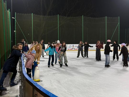 Sportowe Mikołajki na lodzie. Otwarcie lodowiska przyciągnęło tłumy