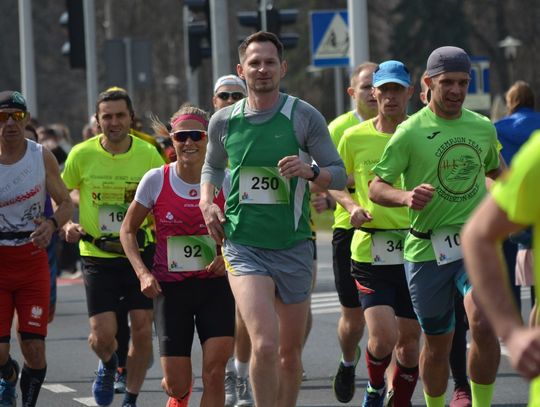 Sportowe wspomnienie Jana Bułkowskiego. Biegacze rywalizowali w Śródmieściu. FOTOREPORTAŻ