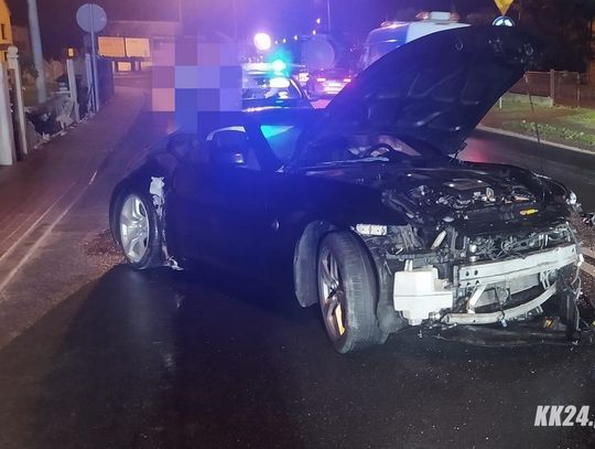 Sportowy nissan wyleciał z drogi i uderzył w płot. Za kierownicą 18-latek