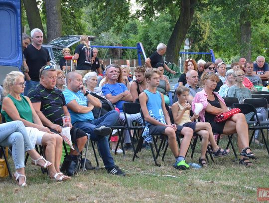 Spotkanie z historią i filmem na osiedlu Zachód. Za nami kolejne "Kino pod Dębem". ZDJĘCIA