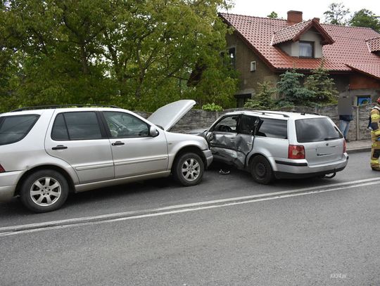 Sprawca kolizji na drodze krajowej wydmuchał blisko półtora promila. Wjechał w mercedesa z lawetą