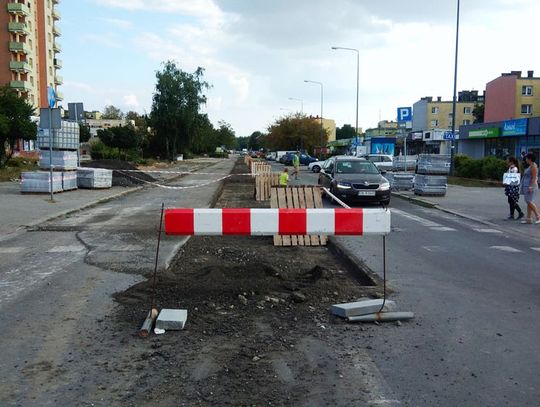 Środkowy odcinek ulicy Wojska Polskiego częściowo zamknięty. Drogowcy zrywają asfalt