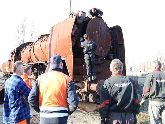 Stara lokomotywa na zawsze odjeżdża z Kędzierzyna-Koźla. ZDJĘCIA