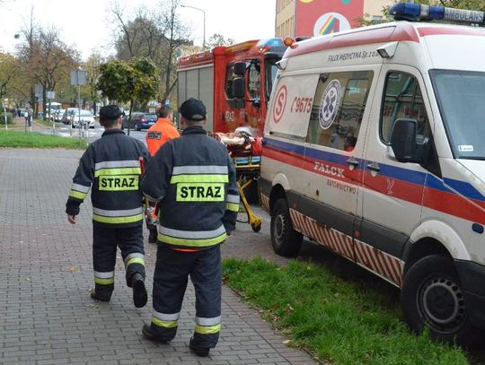 Starsza pani potrzebowała pomocy. Interwencja służb ratunkowych w bloku przy ulicy Damrota