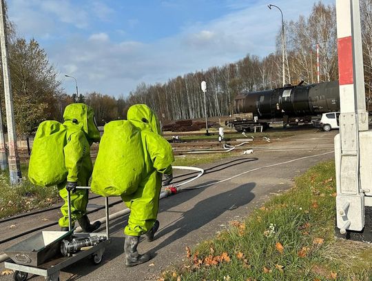 Strażacy ćwiczyli w Blachowni. Scenariusz zakładał wypadek i rozszczelnienie cysterny z kwasem siarkowym