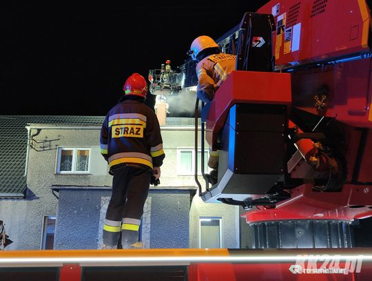 Strażacy gaszą pożar na terenie plebanii w Bierawie. Na miejscu cztery zastępy