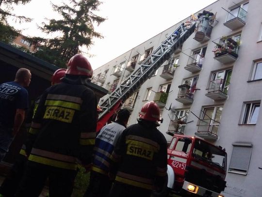 Strażacy i policja weszli do mieszkania w bloku. Sąsiedzi spodziewali się najgorszego