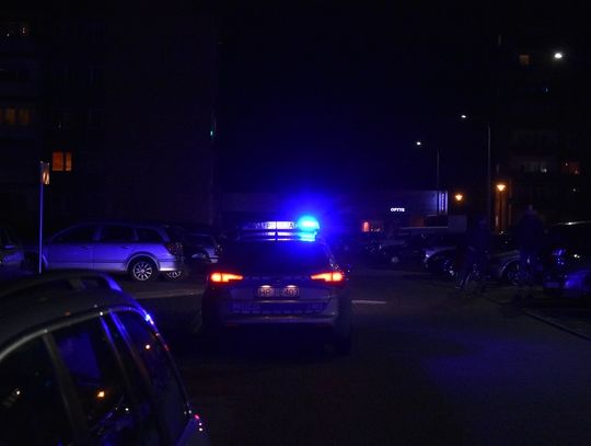 Strażacy i policjanci interweniowali na osiedlu Piastów. Z auta miał ulatniać się gaz