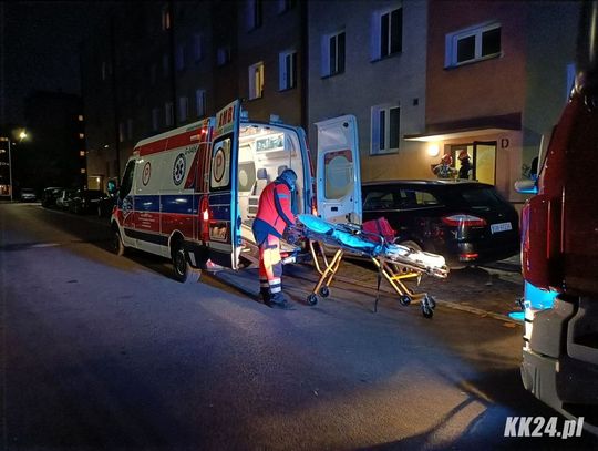 Strażacy interweniowali przy ulicy Wierzbowej. Pogotowie potrzebowało pomocy w zniesieniu pacjenta