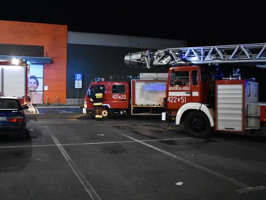 Strażacy interweniowali w Carrefourze. Na szczęście alarm okazał się fałszywy