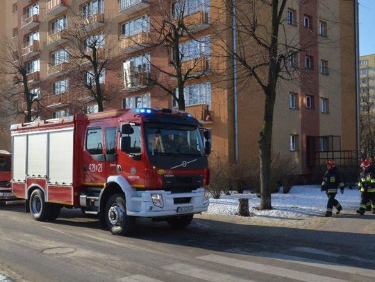 Strażacy interweniowali w wieżowcu przy ulicy 9 Maja. W jednym z mieszkań ulotnił się tlenek węgla