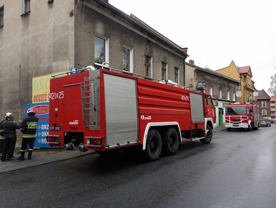 Strażacy interweniują na ulicy Grunwaldzkiej. Zawinił nieostrożny palacz