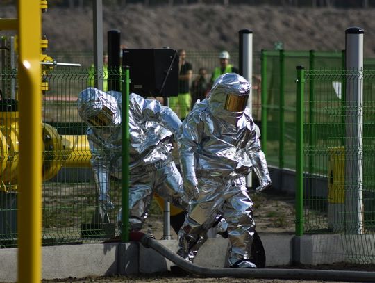 Strażacy na terenie powstającej tłoczni gazu w lesie za osiedlem Piastów. Ćwiczenia z Gaz-System