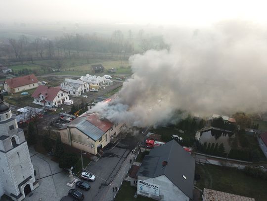 Strażacy nadal walczą z pożarem domu w Bierawie. Pomoc gminy dla ewakuowanych