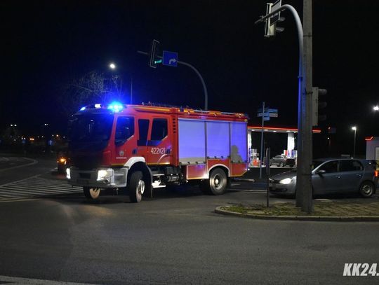 Strażacy najechali na zdarzenie drogowe w Koźlu. Osobowy opel wjechał w tył volkswagena.