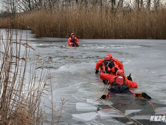 Strażacy ostrzegają przed wchodzeniem na zamarznięte zbiorniki wodne. Lód jest bardzo zdradliwy