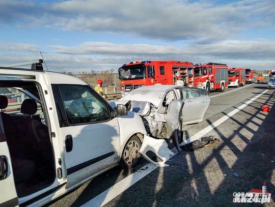 Strażacy po służbie byli świadkami czołowego zderzenia. Bez wahania ruszyli na pomoc