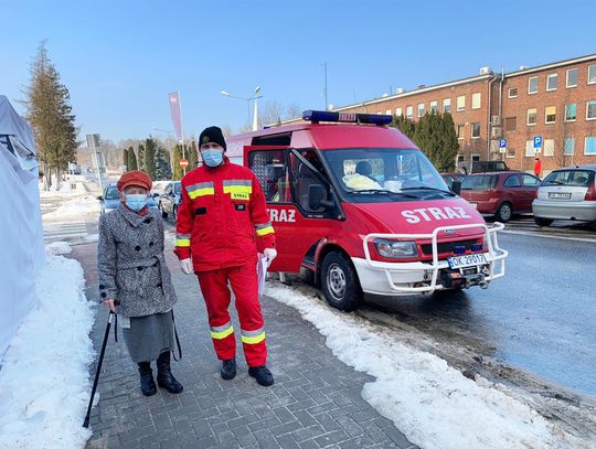 Strażacy pomagają seniorom dostać się na szczepienie. Ostatnio podwieźli 100-letnią panią Otylię