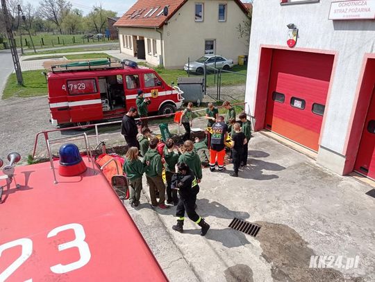 Strażacy przeprowadzili szkolenie dla młodych harcerzy. Poznali podstawy pierwszej pomocy i działania w sytuacjach nagłych