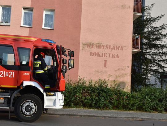 Strażacy uwolnili mężczyznę uwięzionego w windzie. Interwencja w wieżowcu