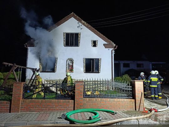 Strażacy walczą z pożarem domu jednorodzinnego. Na miejscu osiem zastępów